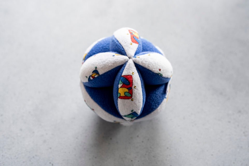 Pelota Montessori de tela reutilizada - Hey Mama